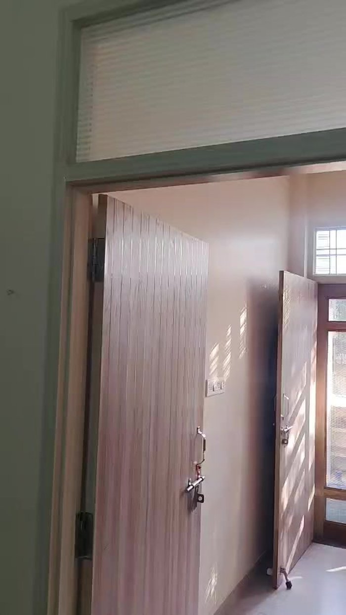 लकड़ी के दरवाज़े के साथ मैचिंग हरे रंग की चौखट
